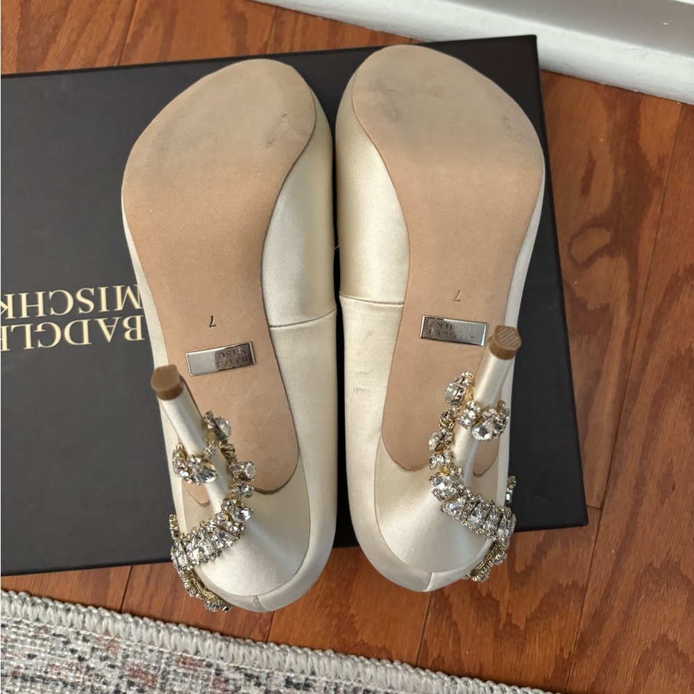 Jewel Badgley Mischka Thamar Embellished Sandal Women
CHAMPAGNE SATIN, Size 7M - Picture 4 of 5